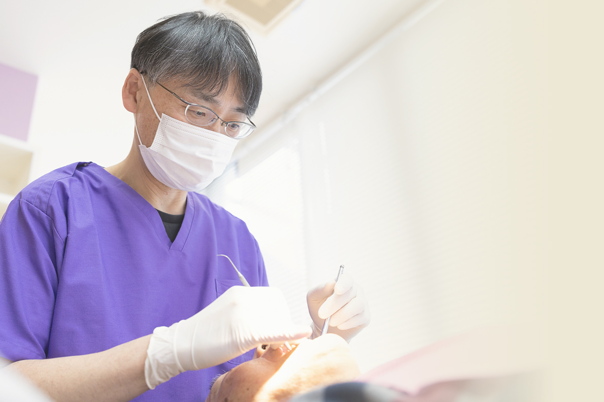 診療にあたる新生歯科医院の院長
